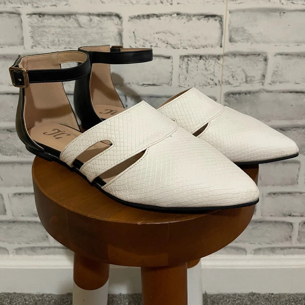 Women’s white and black faux leather buckle pointed toe dress shoes, Size 8.5